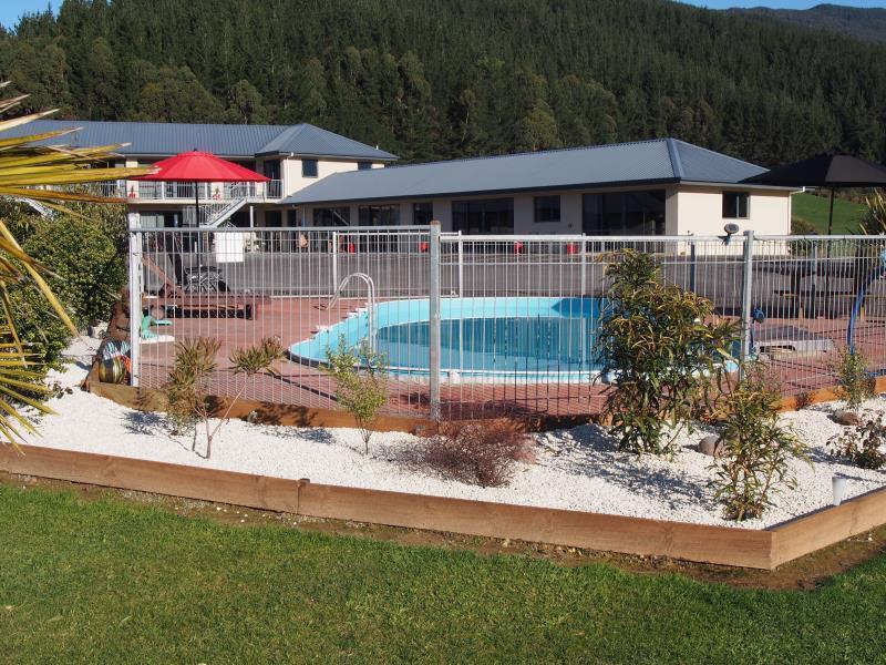 Linkwater Motel And Backpackers Exteriör bild