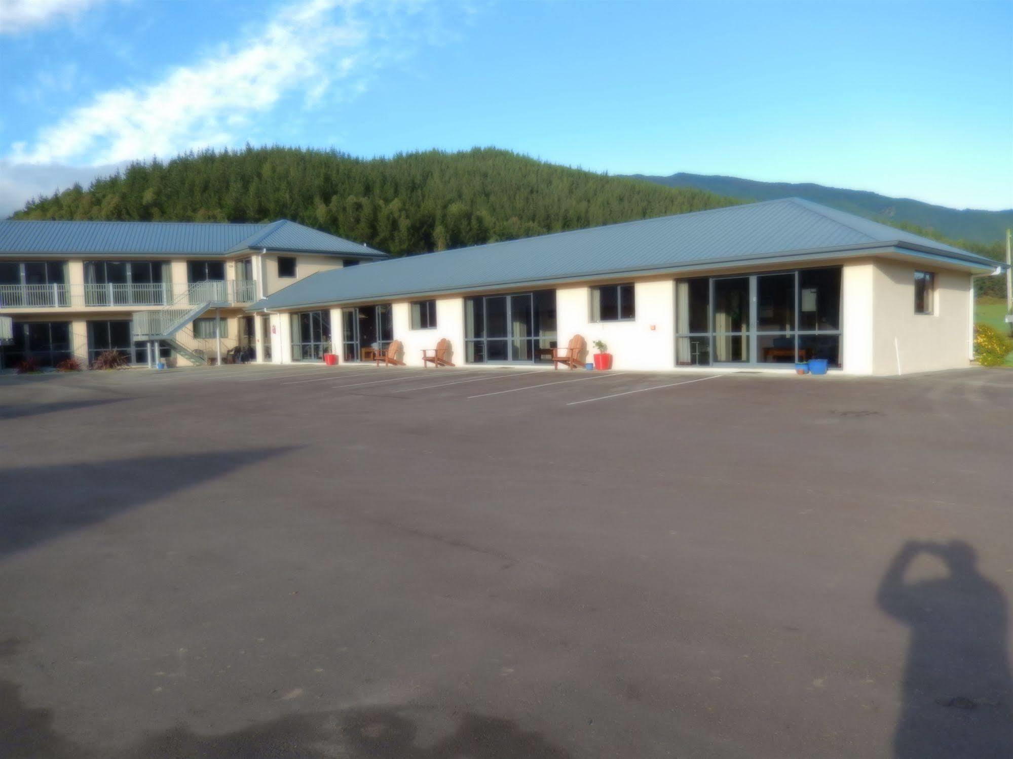 Linkwater Motel And Backpackers Exteriör bild
