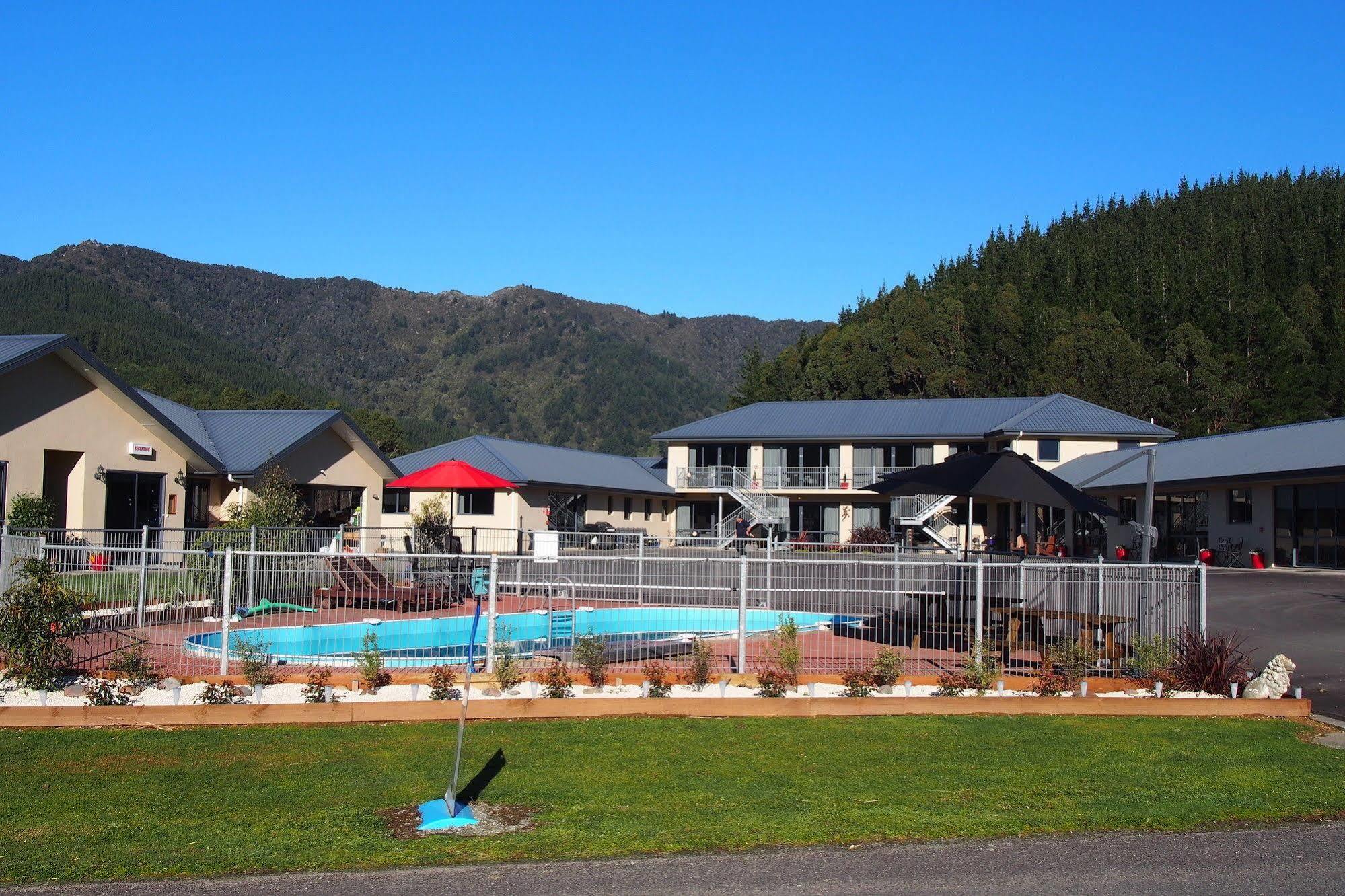 Linkwater Motel And Backpackers Exteriör bild