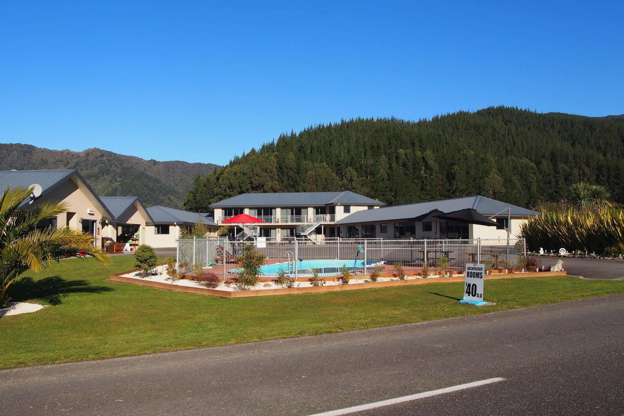 Linkwater Motel And Backpackers Exteriör bild