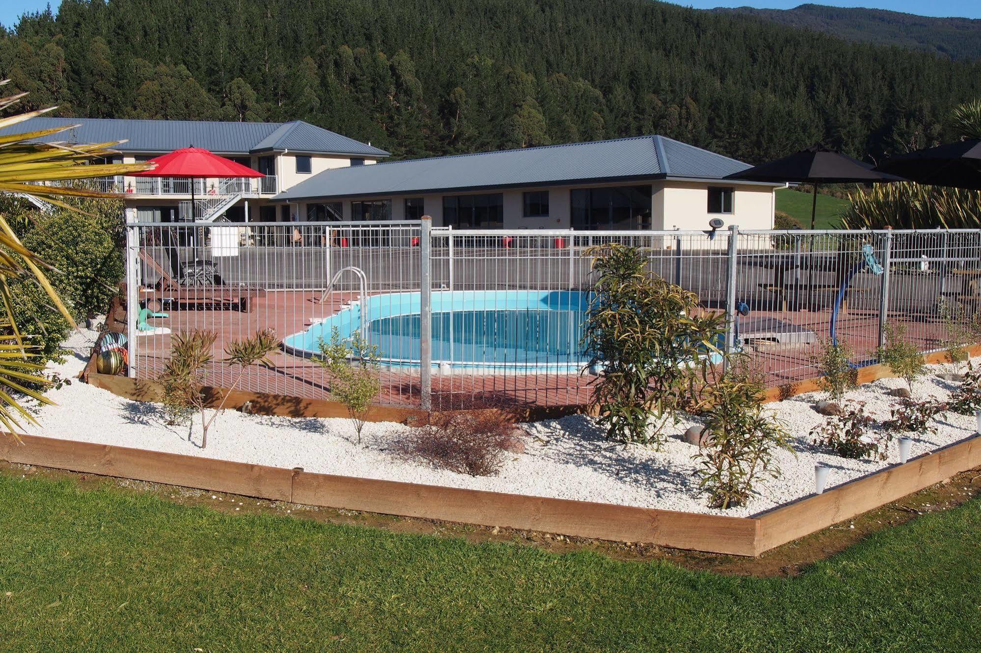 Linkwater Motel And Backpackers Exteriör bild